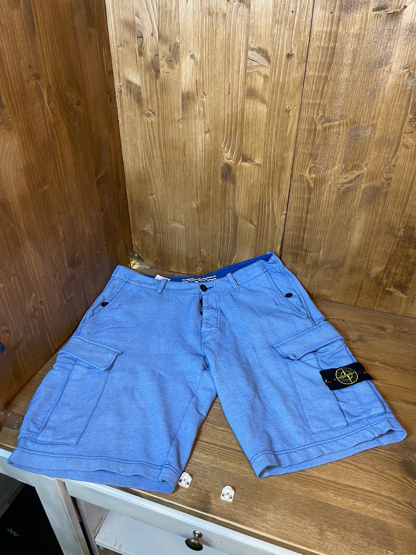 Blaue handbesprühte Shorts