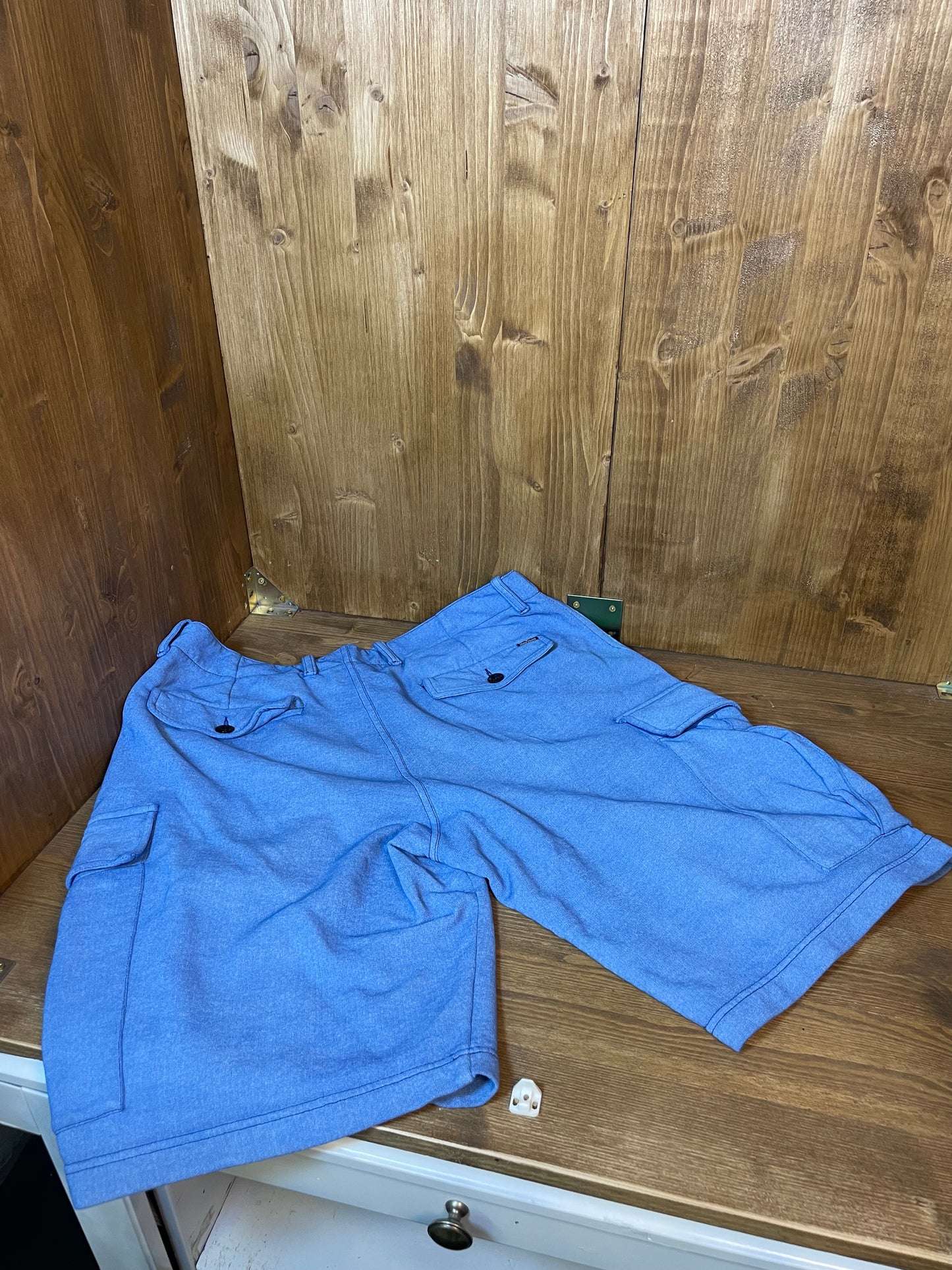 Blaue handbesprühte Shorts