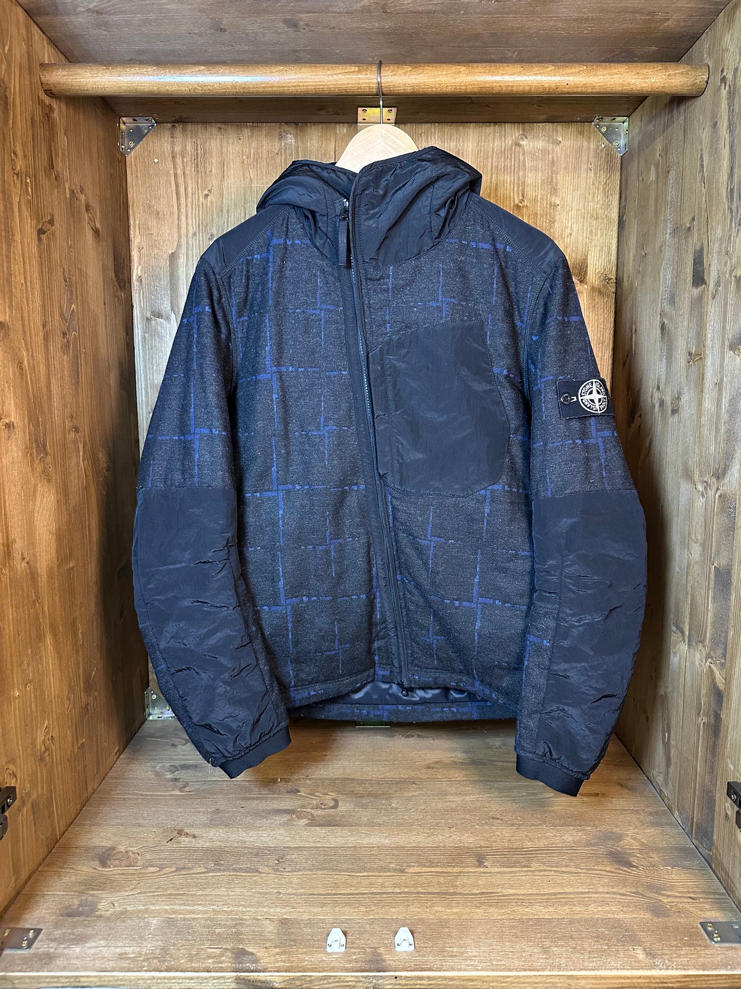 YES HOUSE CHECK BY DORMEUIL/ NYLON METAL with primaloft technology