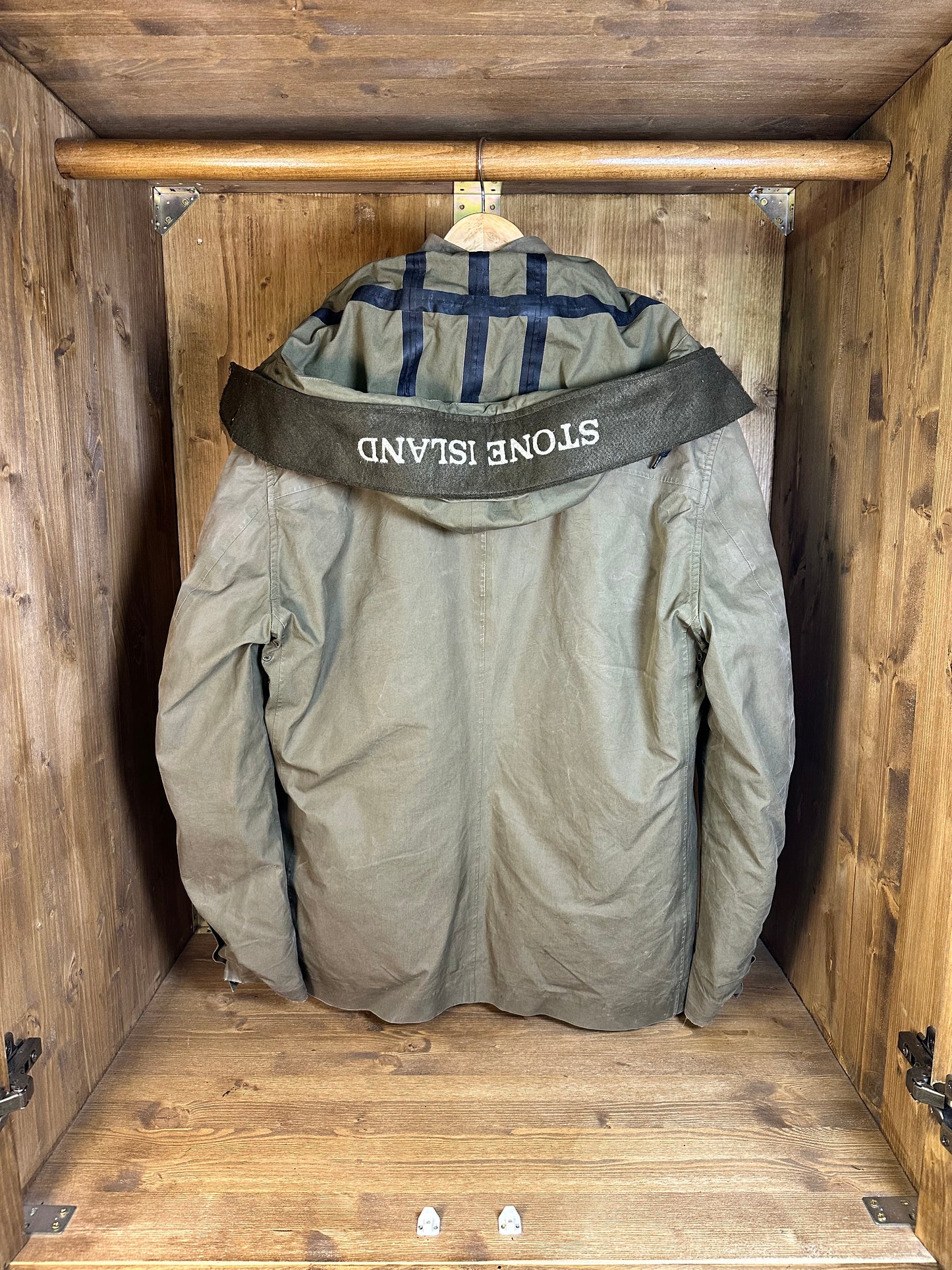 AW08 OLIVE GREEN VENTILE PARKA spell-out hood