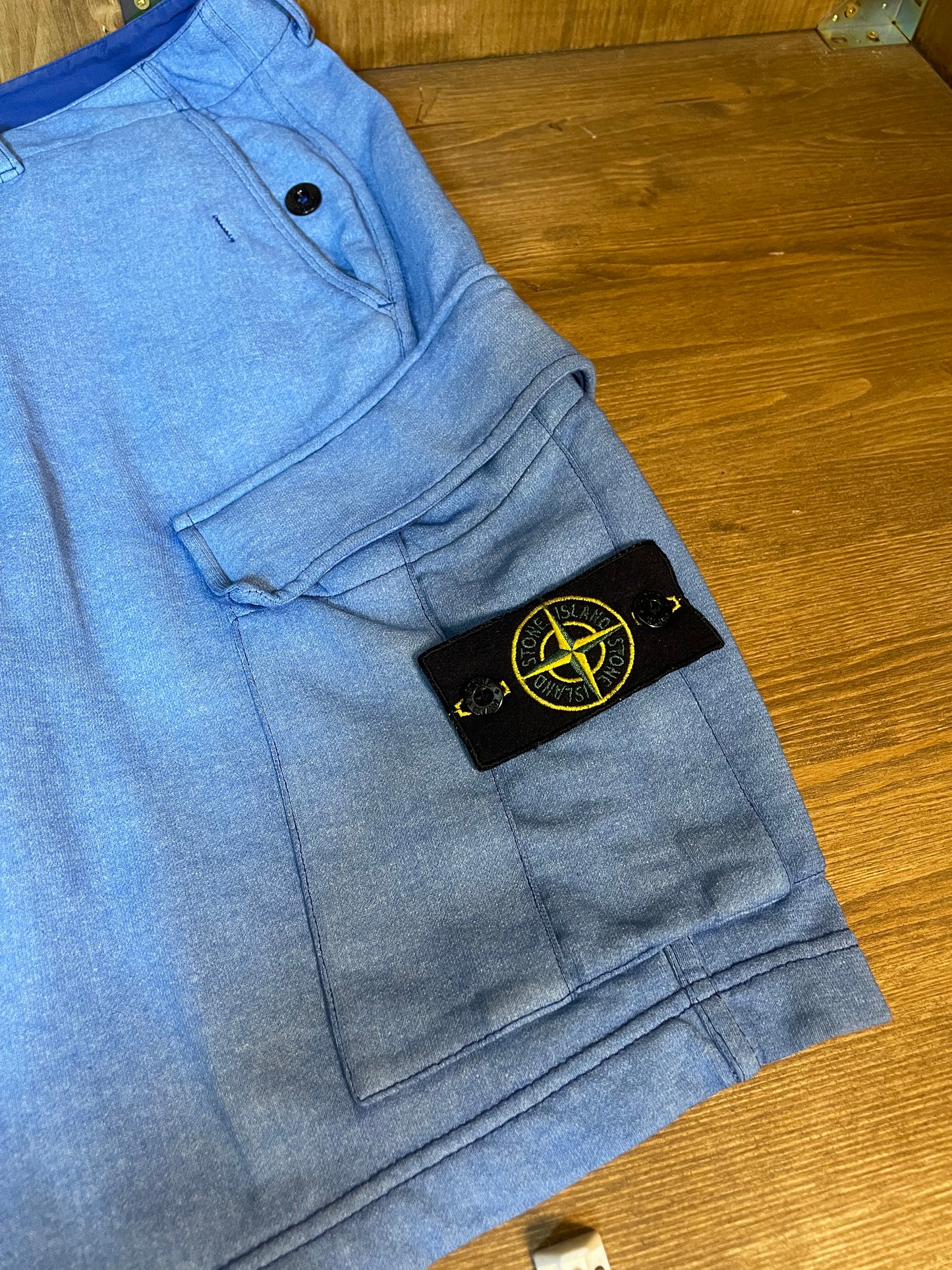Blaue handbesprühte Shorts