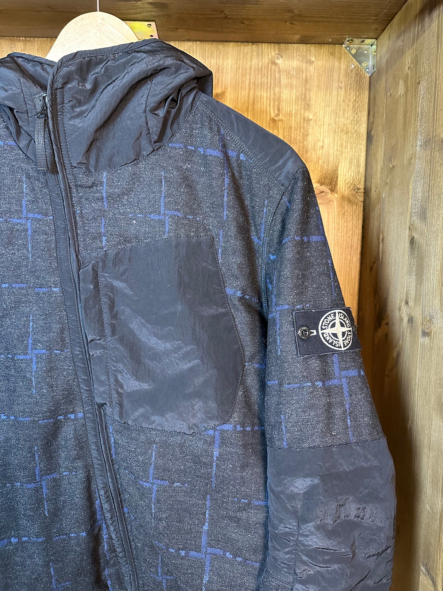 YES HOUSE CHECK BY DORMEUIL/ NYLON METAL with primaloft technology