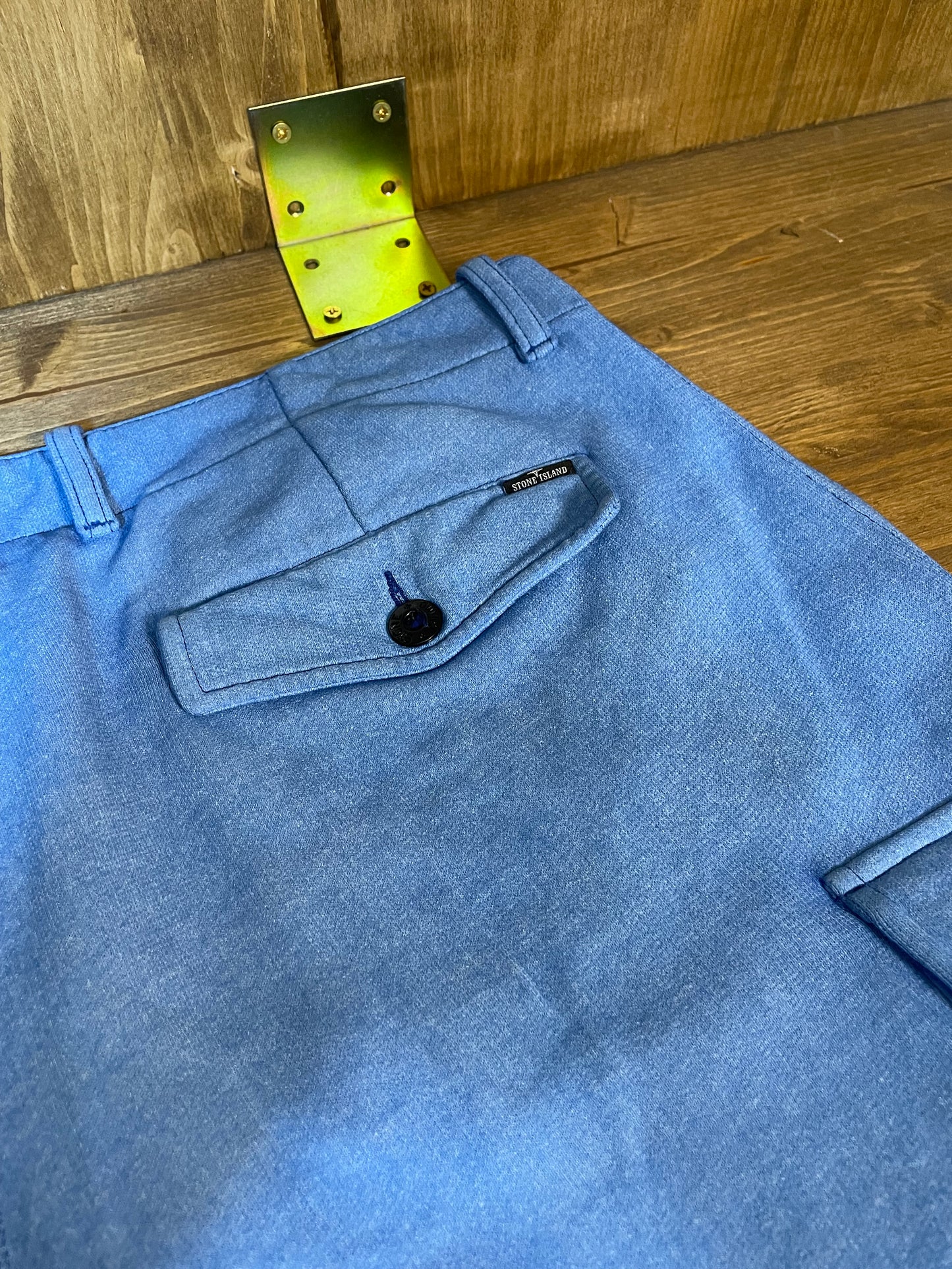 Blaue handbesprühte Shorts